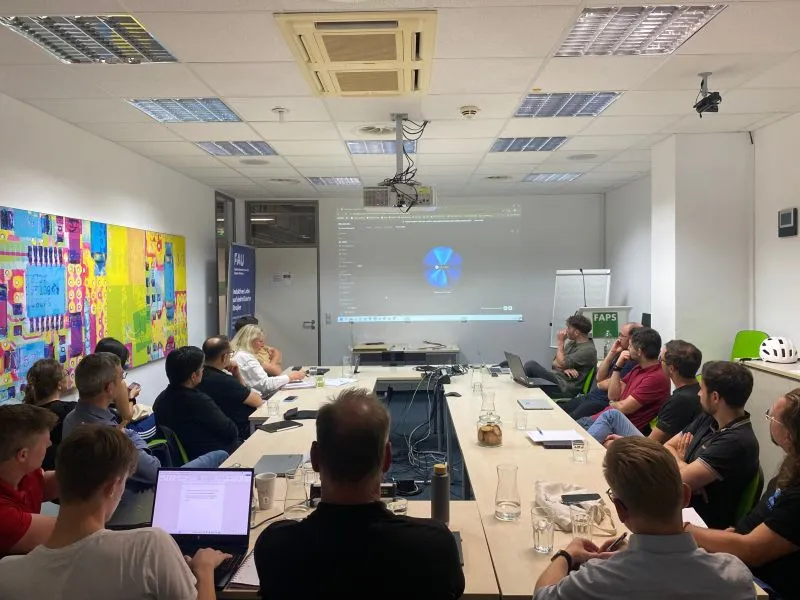 Thomas Rauch beim KI-Workshop am Nkubator Nürnberg vor Teilnehmern am FAU FAPS-Lehrstuhl