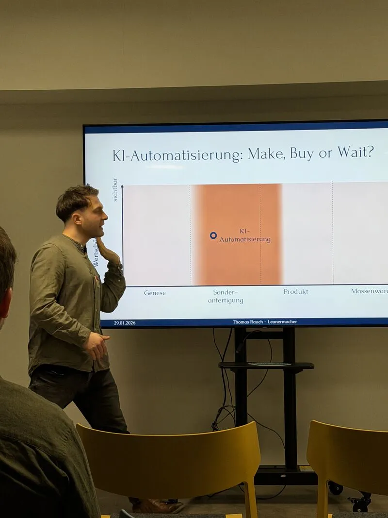 Thomas Rauch erklärt die KI-Automatisierungs-Entscheidung 'Make, Buy or Wait' im OM7 Nürnberg